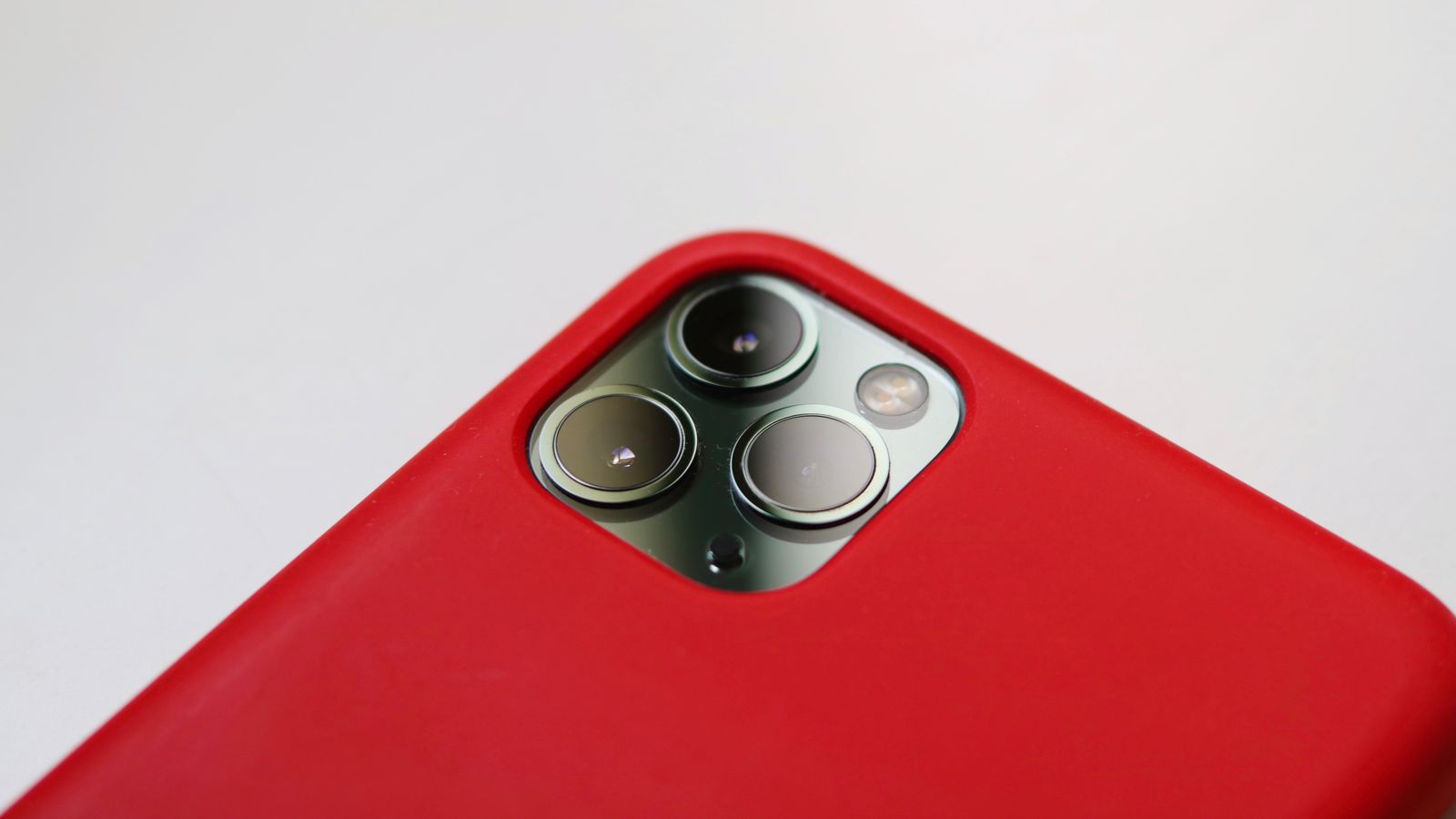 Sarung telefon dengan bukaan untuk modul kamera