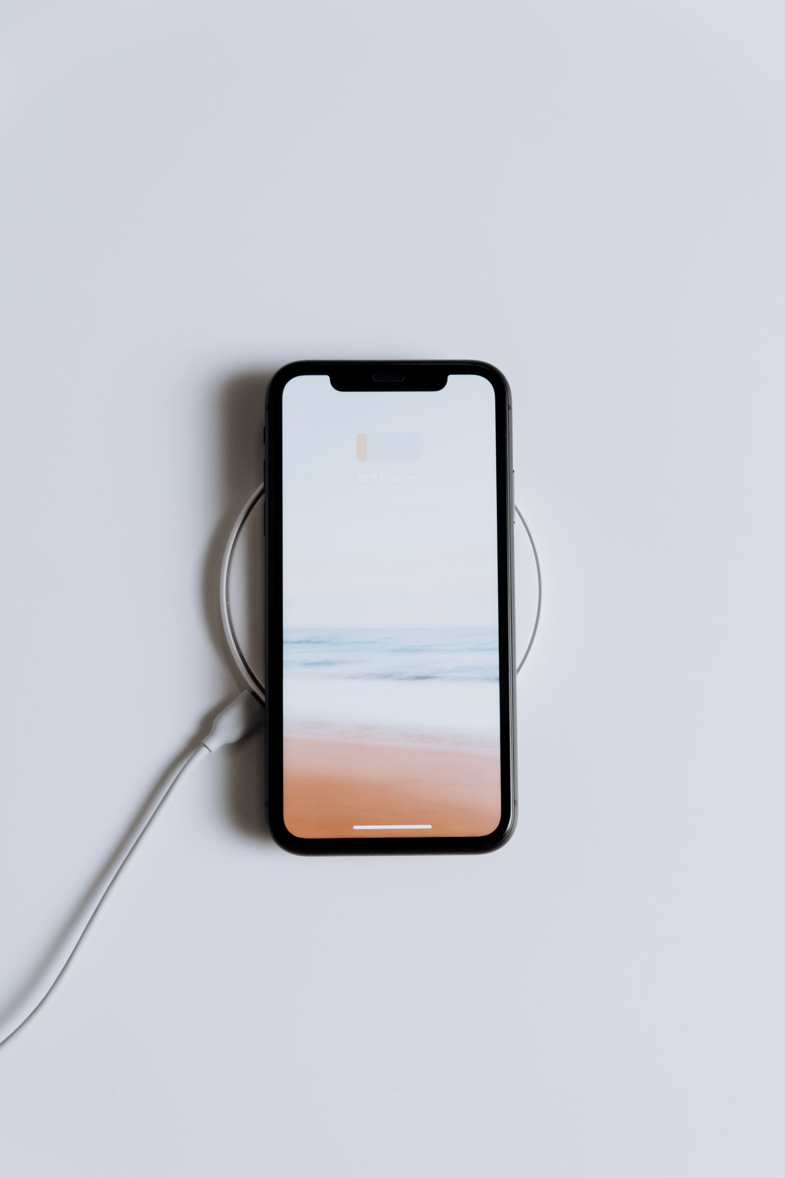 Telefon di atas pad pengecas tanpa wayar