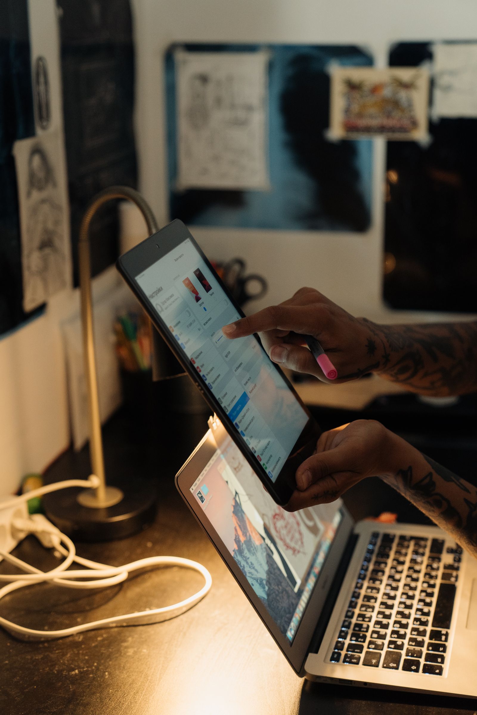 Tablet digunakan berdekatan komputer riba