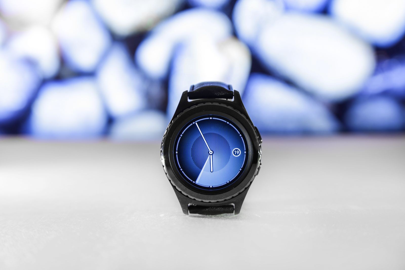 Jam pintar Samsung berbentuk bulat dengan paparan masa