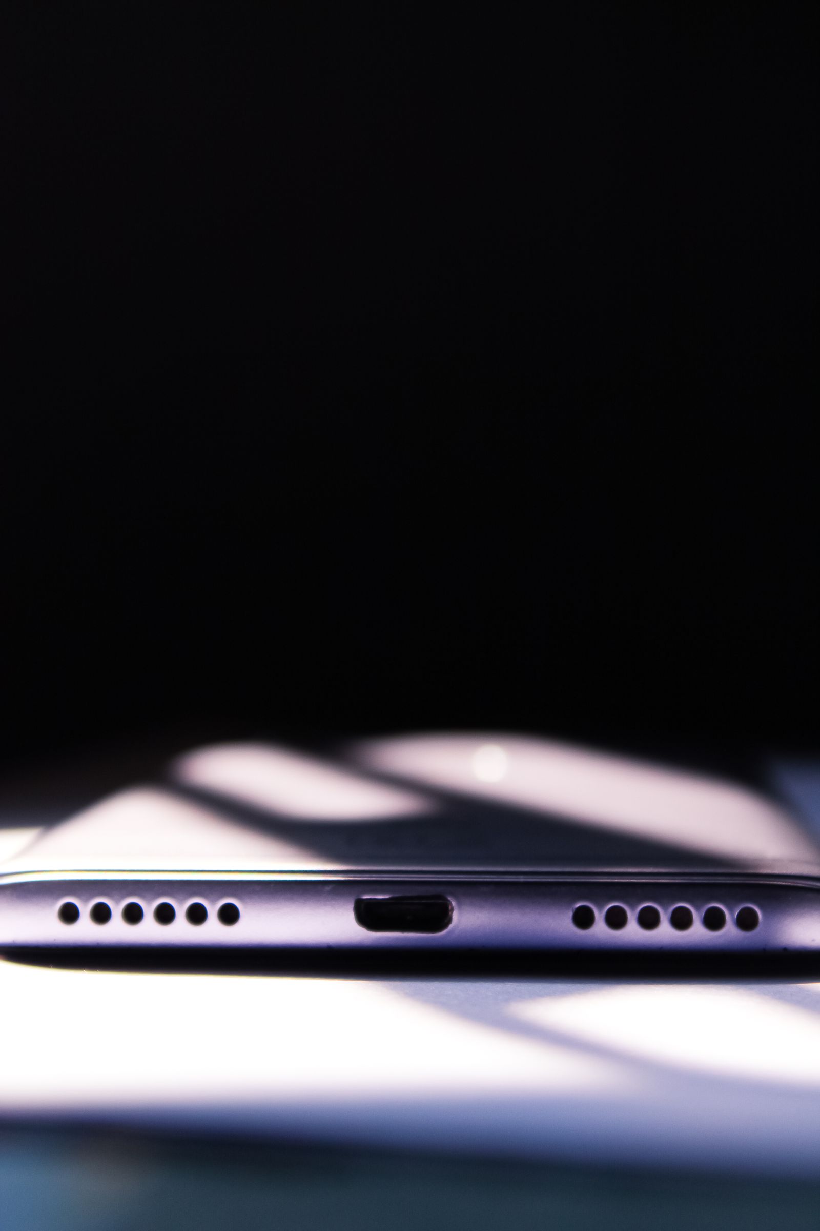 Port pengecasan pada bahagian bawah telefon pintar