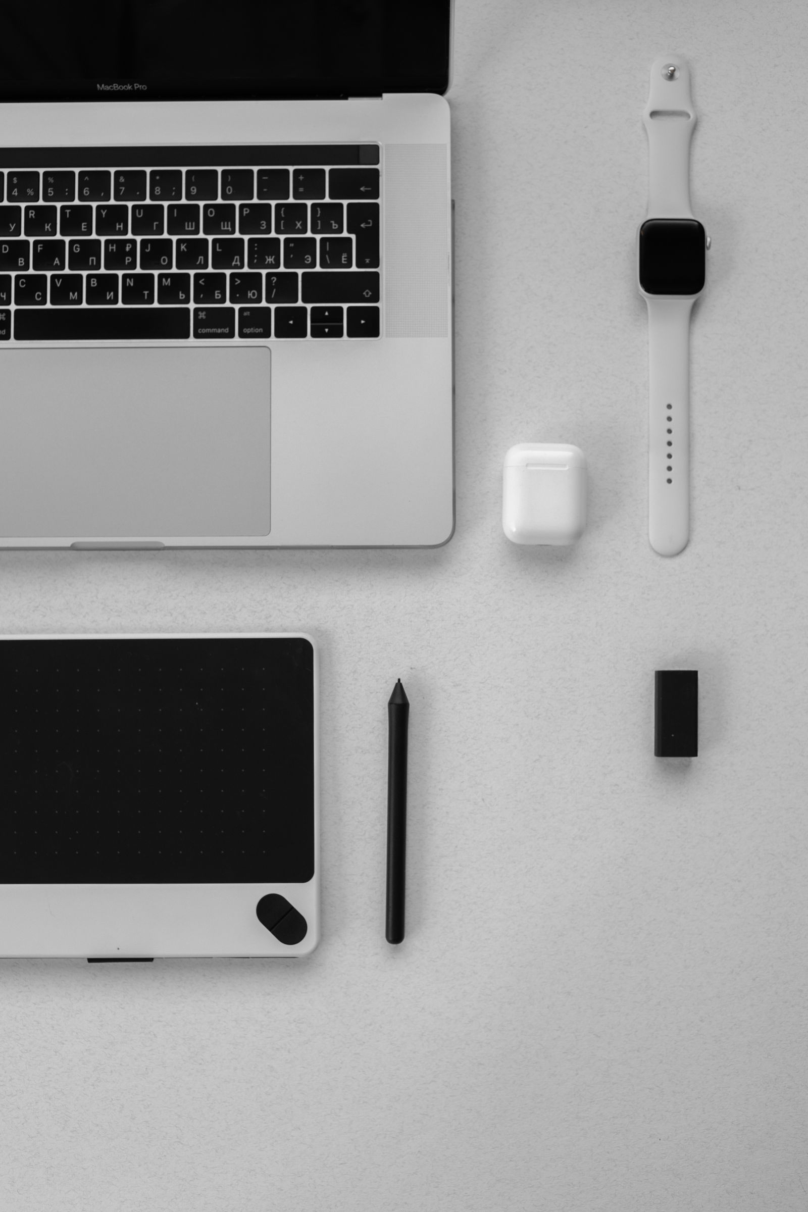 Komputer riba, tablet dan aksesori di atas meja