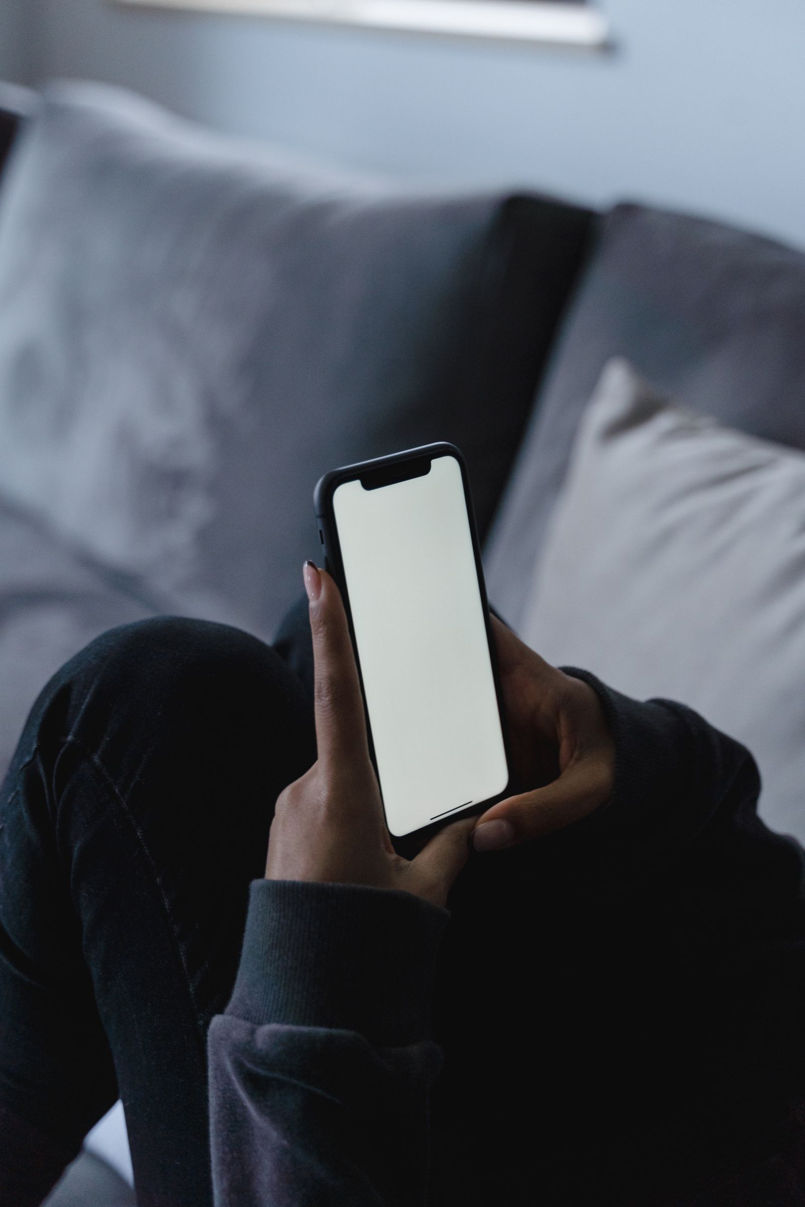 Telefon dengan latar putih pada skrin