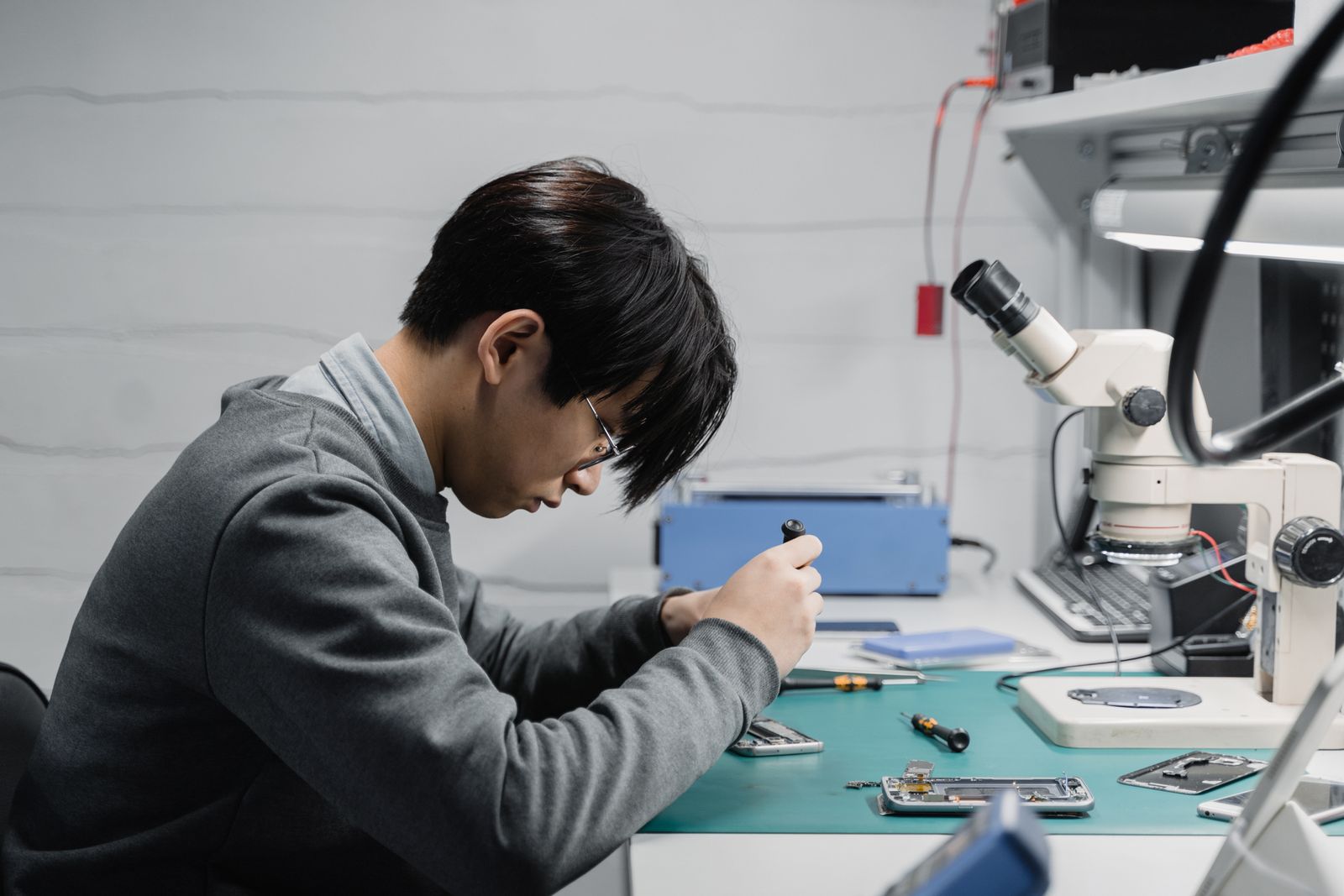 Baiki Telefon atau Beli Baharu? Cara Membandingkan Kos dan Keadaan
