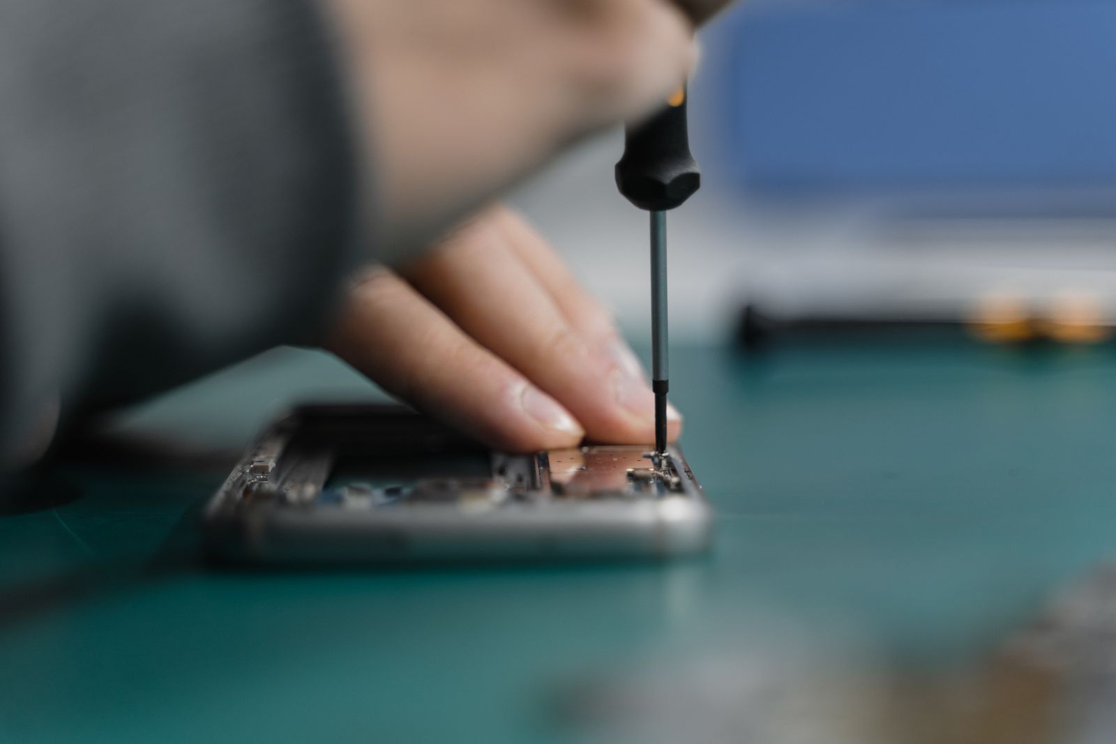 Pembaikan telefon menggunakan pemutar skru