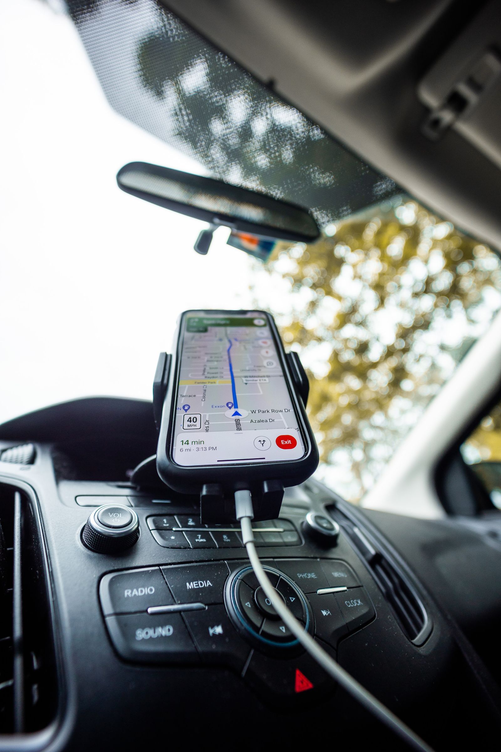 Cara Mengecas Telefon dalam Kereta: Port, Kabel dan Haba