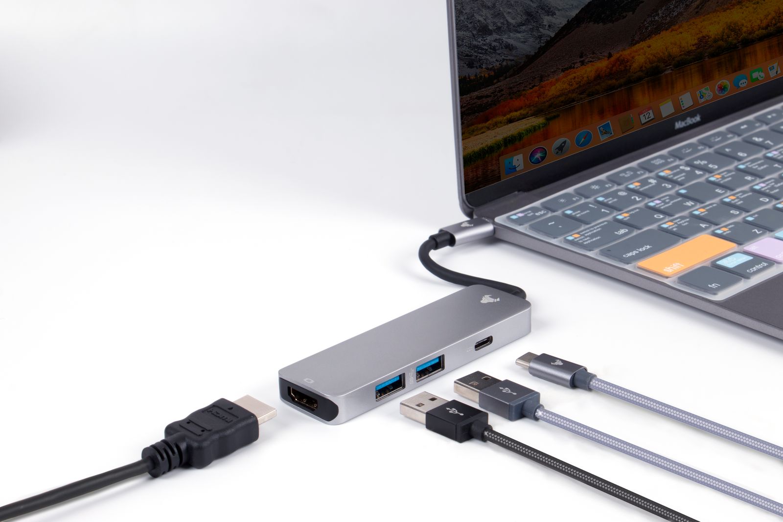 Hab USB dengan beberapa port berdekatan komputer riba