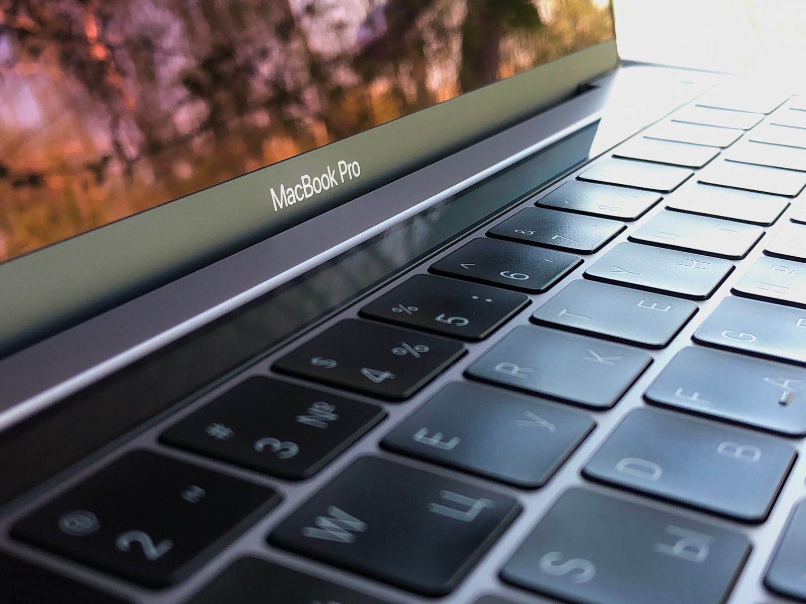 Pelapik Papan Kekunci MacBook: Tanggalkan Sebelum Menutup Skrin