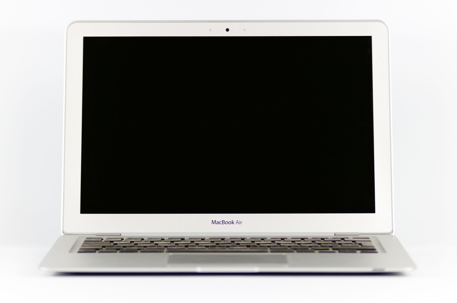 Paparan hadapan MacBook Air generasi lama dengan bingkai skrin lebar