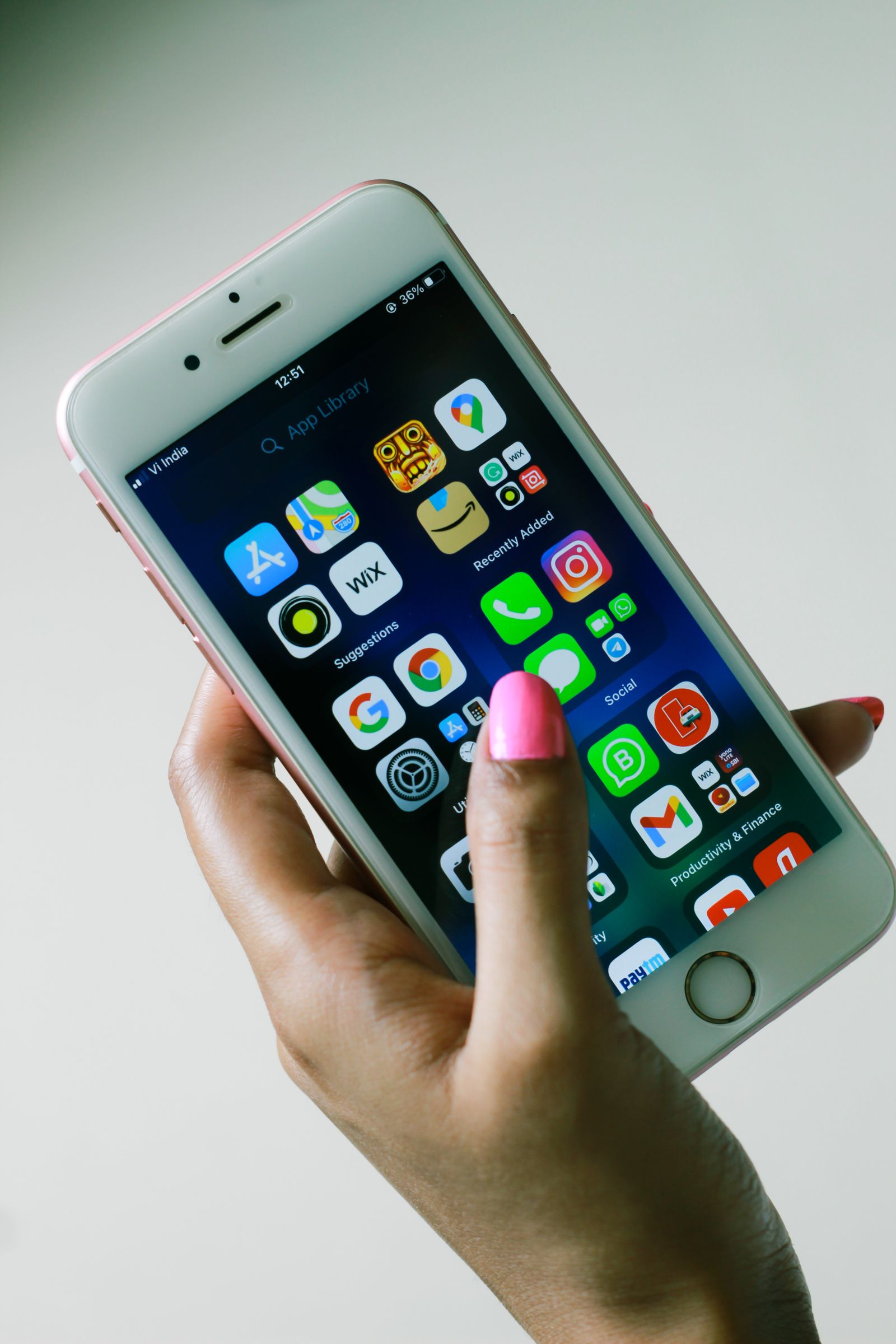 Telefon dengan butang Home memaparkan ikon aplikasi
