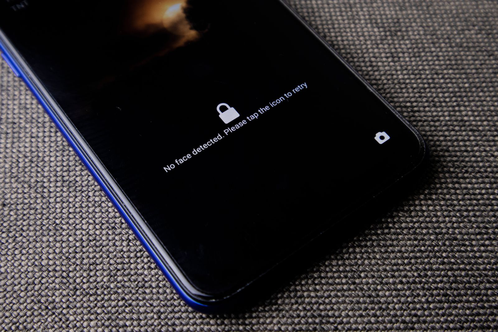 Skrin kunci telefon dengan pengesahan wajah