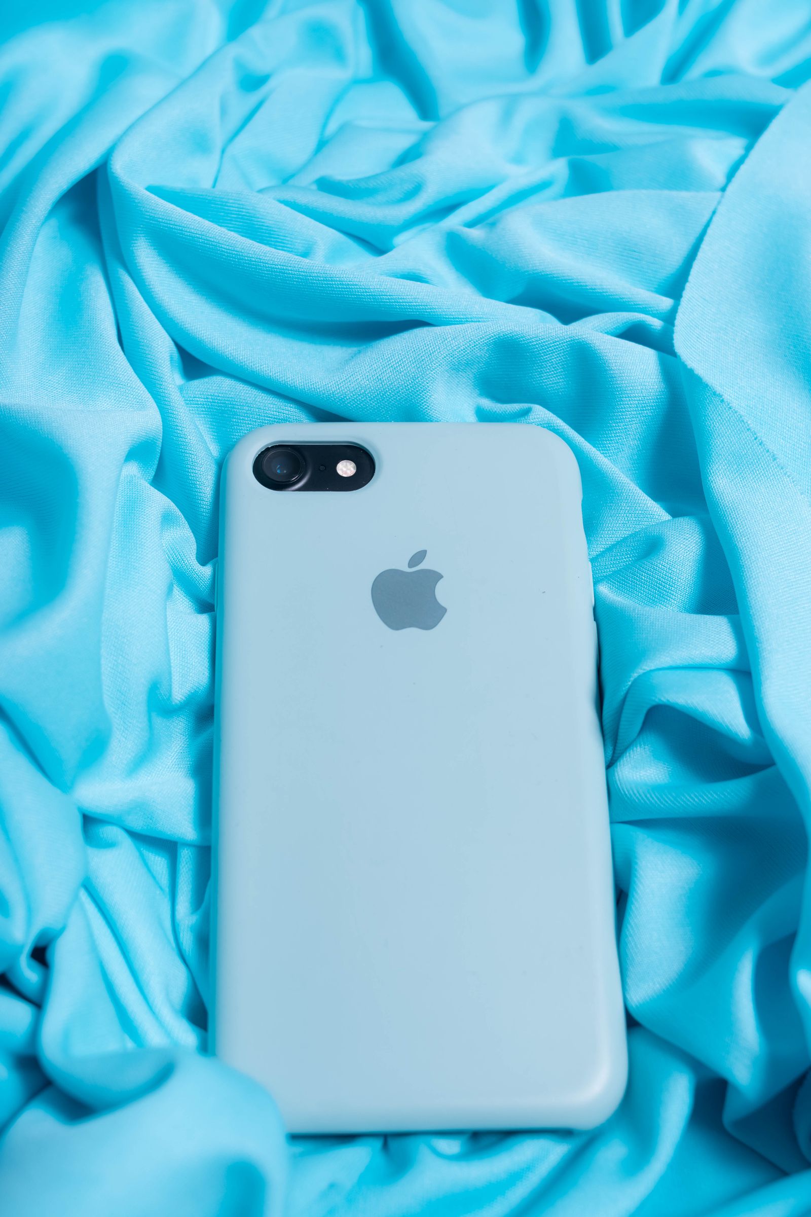 Bahagian belakang iPhone dengan sarung