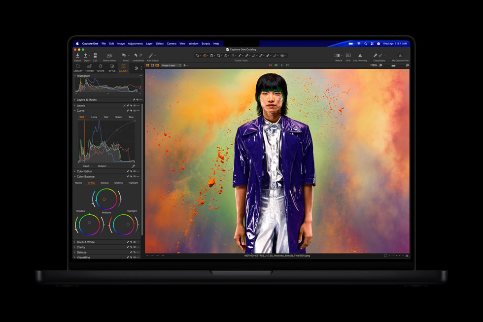 MacBook Pro M5 Pro atau M5 Max memaparkan aplikasi Capture One