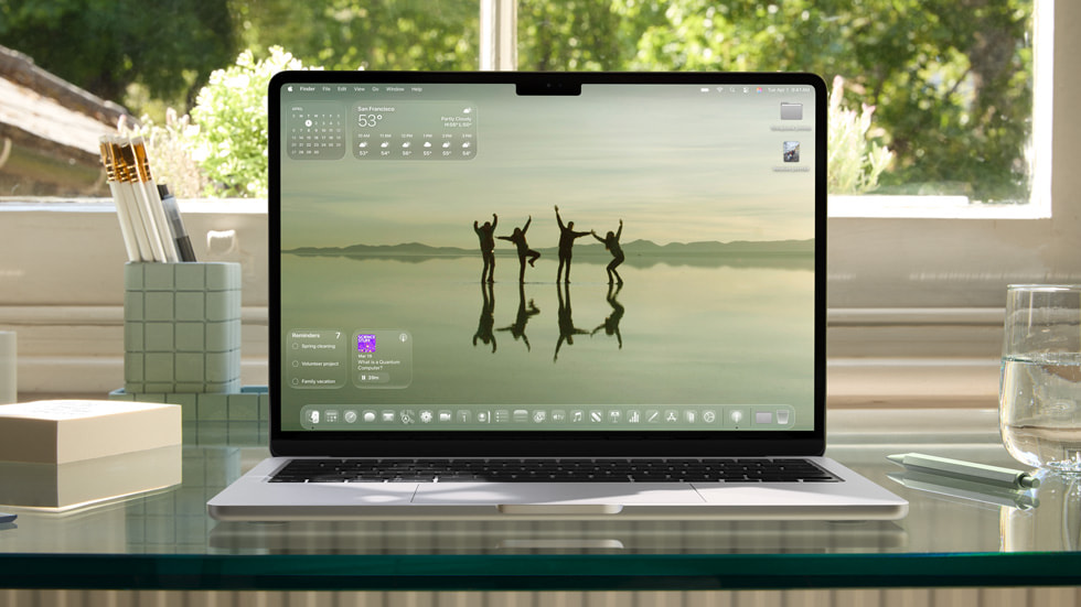 MacBook Pro memaparkan macOS Tahoe 26 dalam visual rasmi Apple