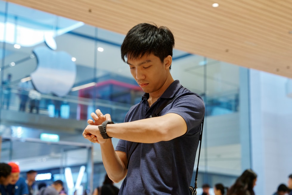 Pelanggan mencuba Apple Watch Ultra 4 di Apple The Exchange TRX