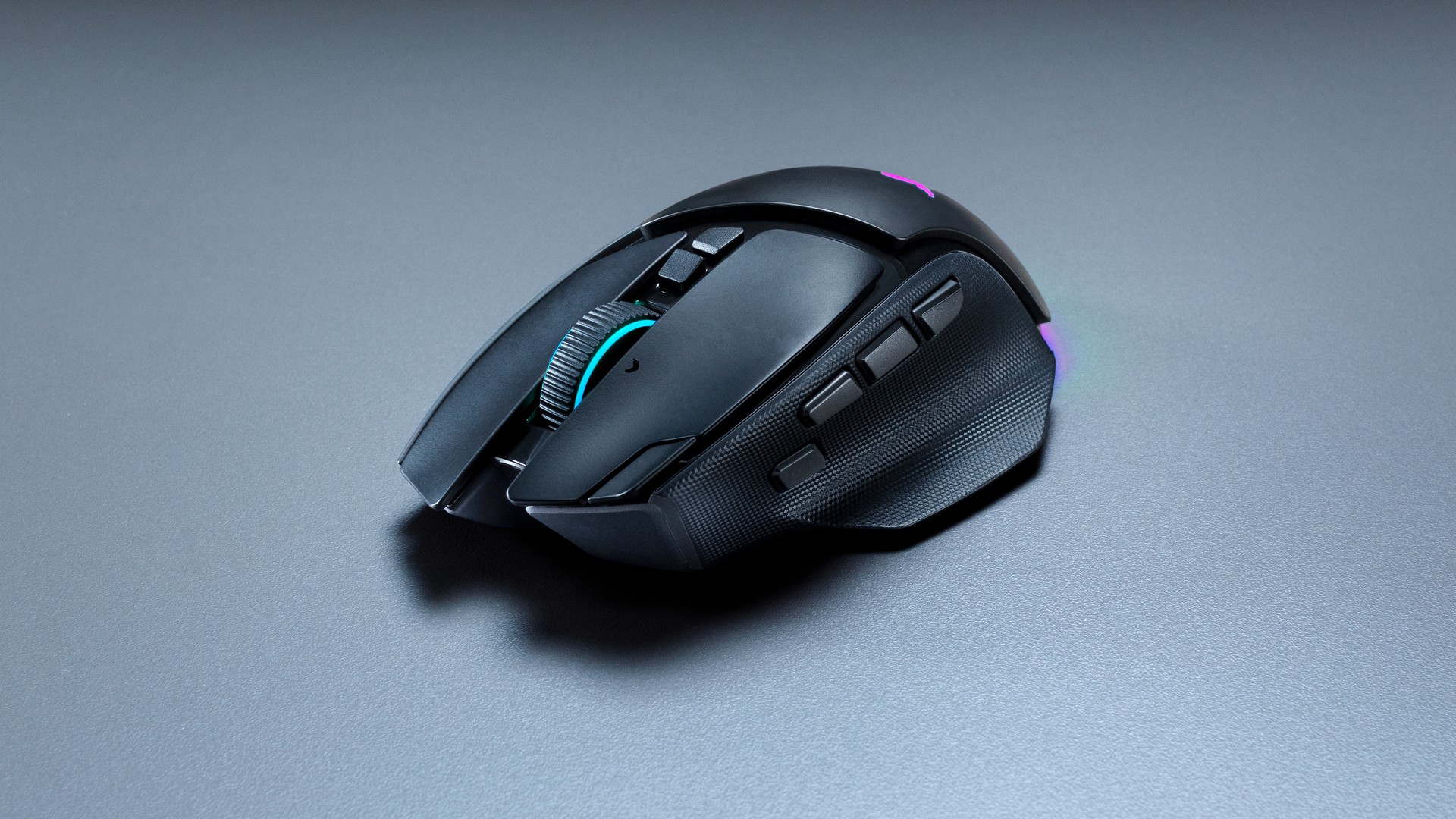 Razer Basilisk V4 Pro hitam dilihat dari sudut atas, memaparkan roda skrol dan butang sisi.