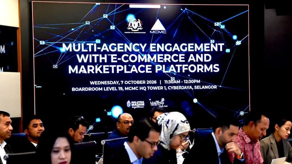Wakil platform e-dagang, kementerian dan agensi bersidang di bilik mesyuarat MCMC, Cyberjaya, pada sesi libat urus 7 Oktober 2026