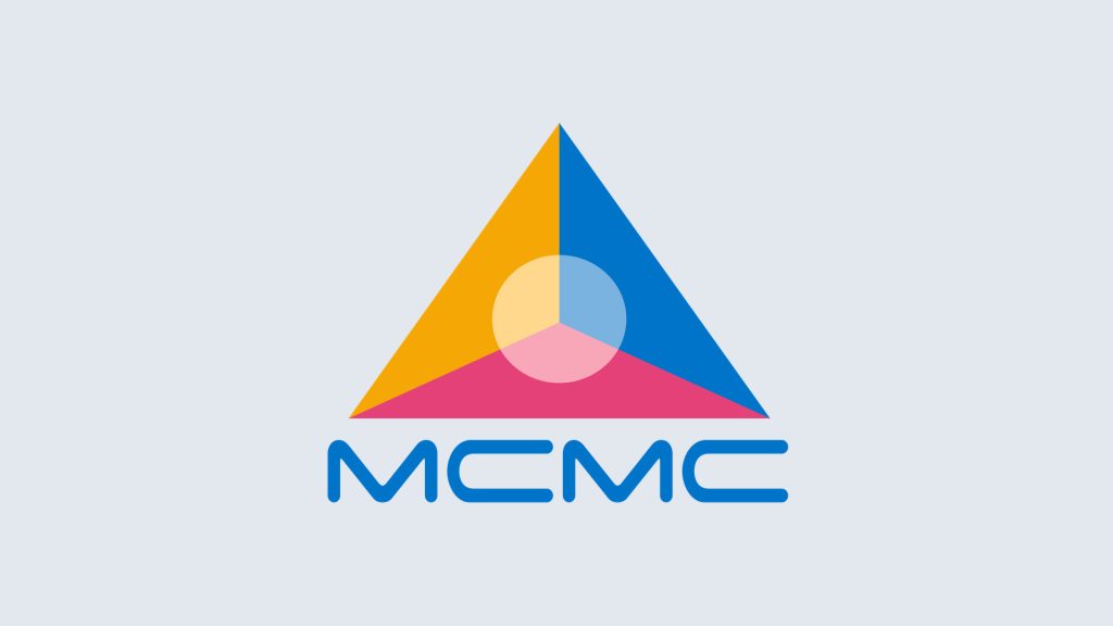 Logo Suruhanjaya Komunikasi dan Multimedia Malaysia (MCMC) pada latar kelabu-biru muda