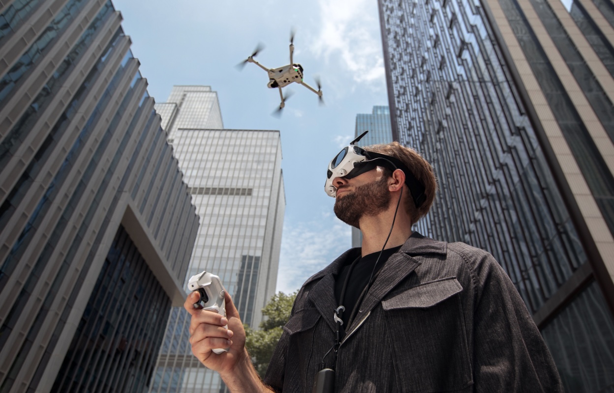 Juruterbang menerbangkan dron Antigravity A1 dengan gogal Vision dan pengawal gerakan