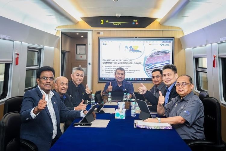Jawatankuasa lembaga MRL di dalam tren pemeriksaan ECRL