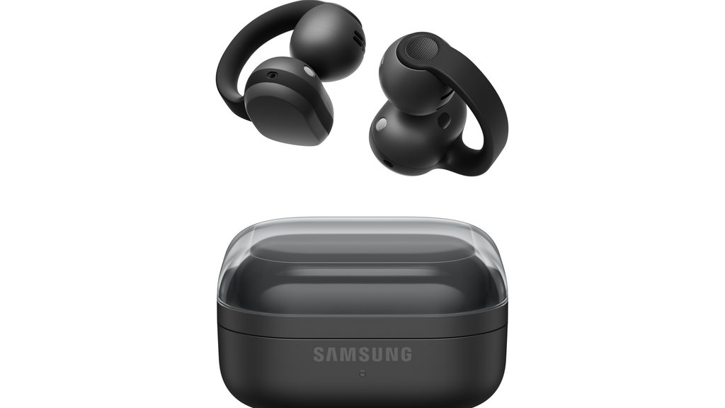 Galaxy Buds On di atas kes cas hitam bertutup yang tertera jenama Samsung.