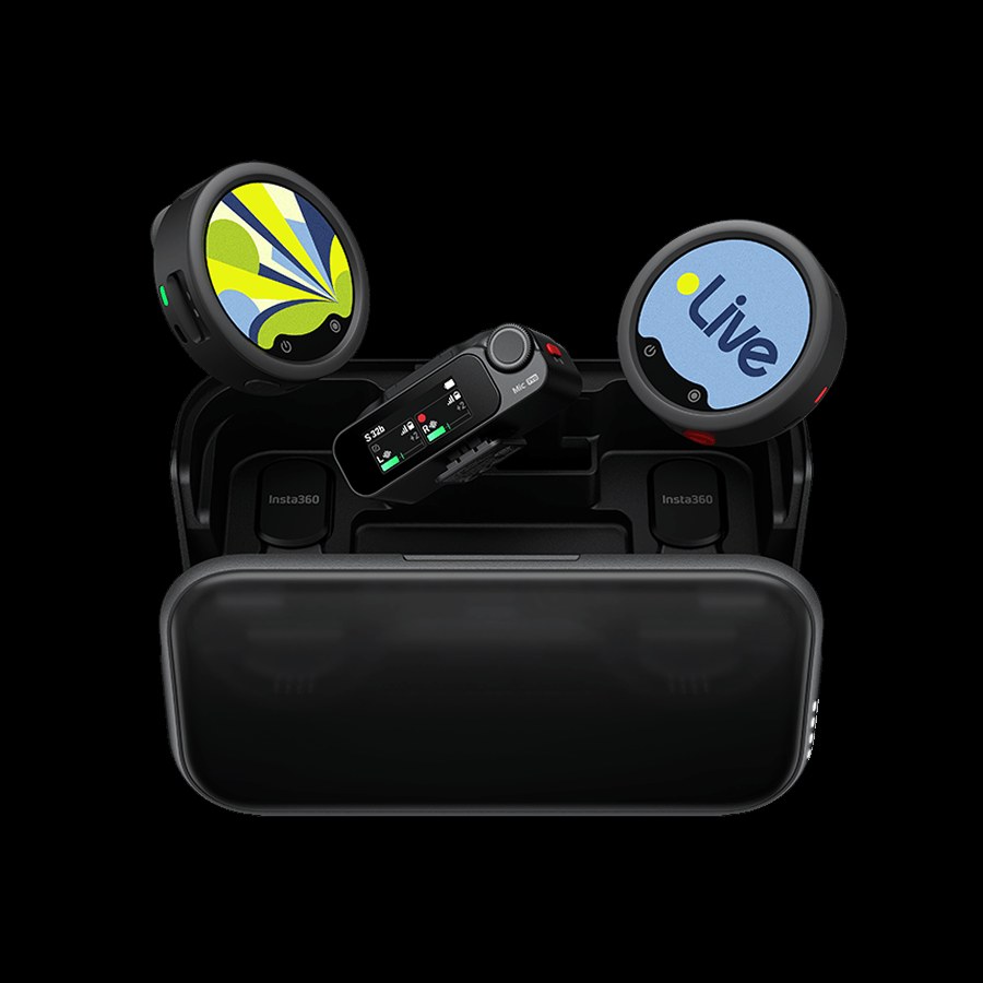 Dua pemancar Insta360 Mic dengan skrin E-Ink boleh ubah suai, bersama penerima dan bekas pengecas.