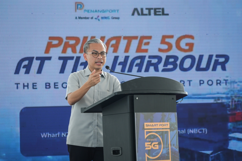 Datuk Seri Fahmi Fadzil berucap pada majlis pelancaran inisiatif 5G swasta Penang Port di NBCT pada 17 Oktober 2026. — Bernama