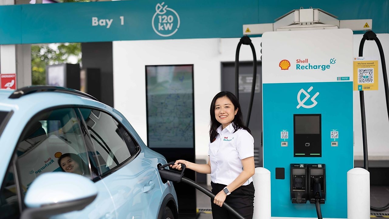 Seow Lee Ming, General Manager Mobility and Convenience of Shell Malaysia, charging an electric vehicle at a Shell Recharge site
