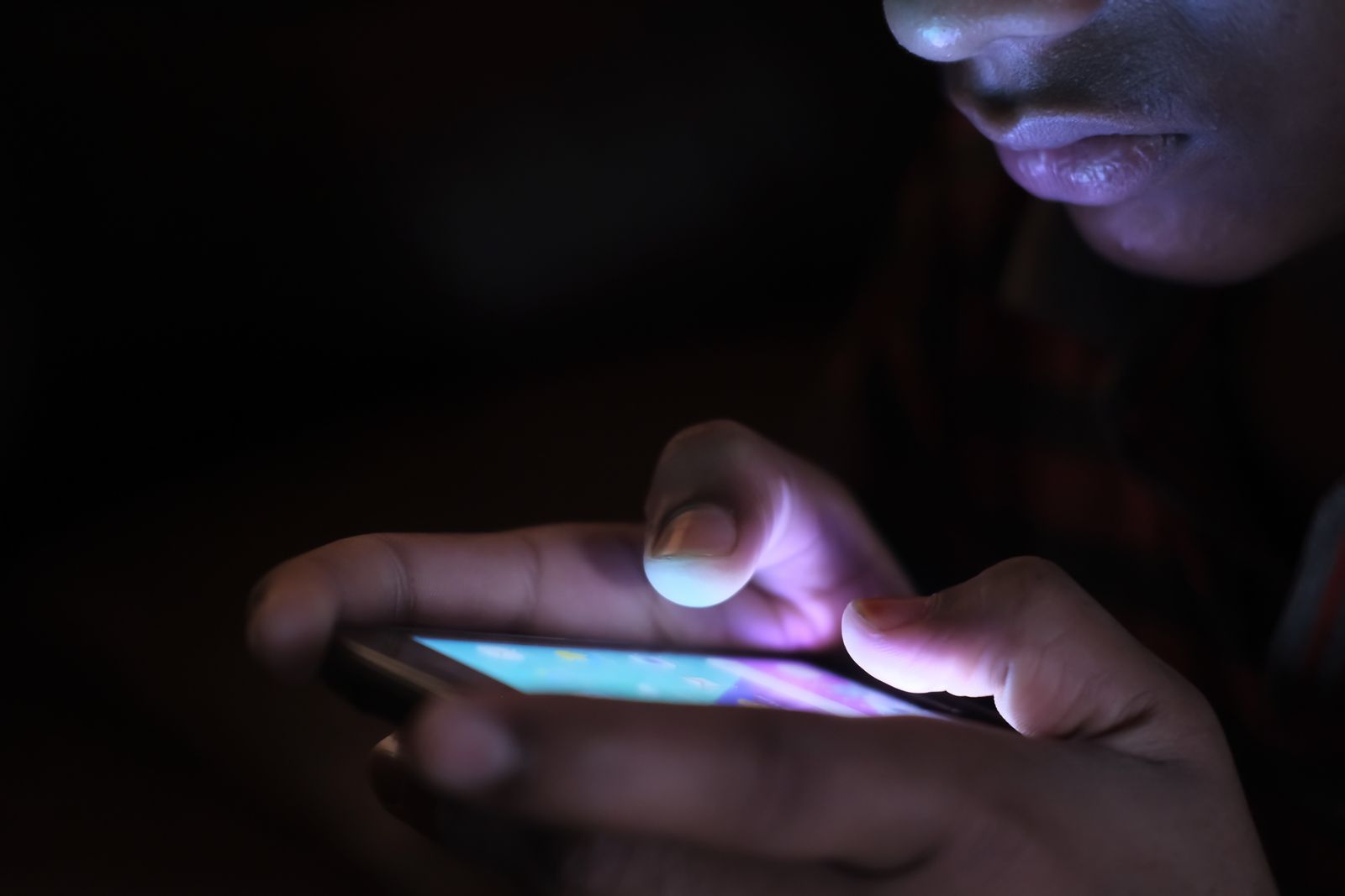 Skrin telefon digunakan dalam pencahayaan gelap