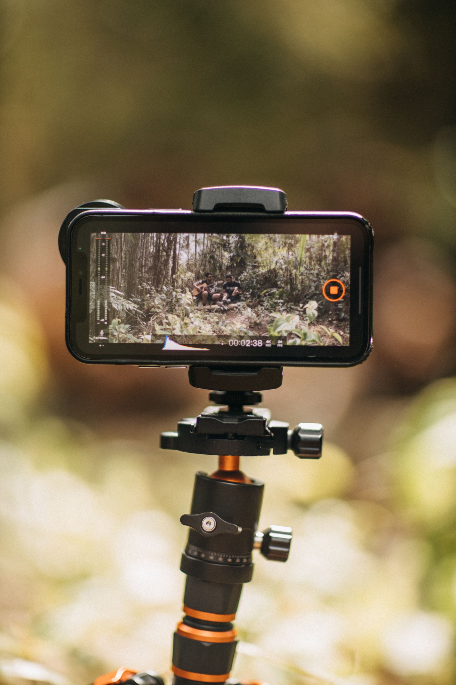 Telefon pada tripod merakam pemandangan