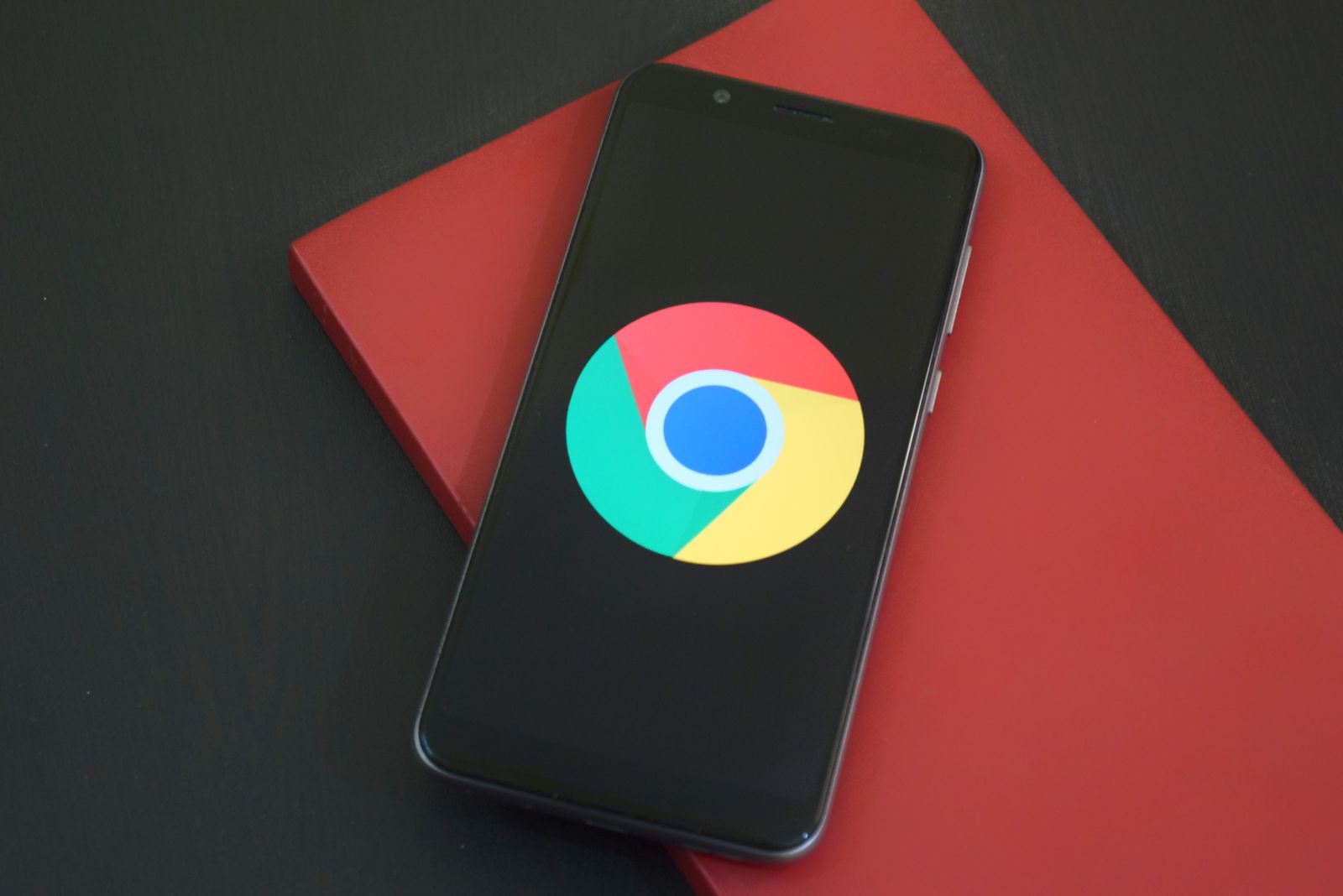 Telefon Android memaparkan logo Chrome