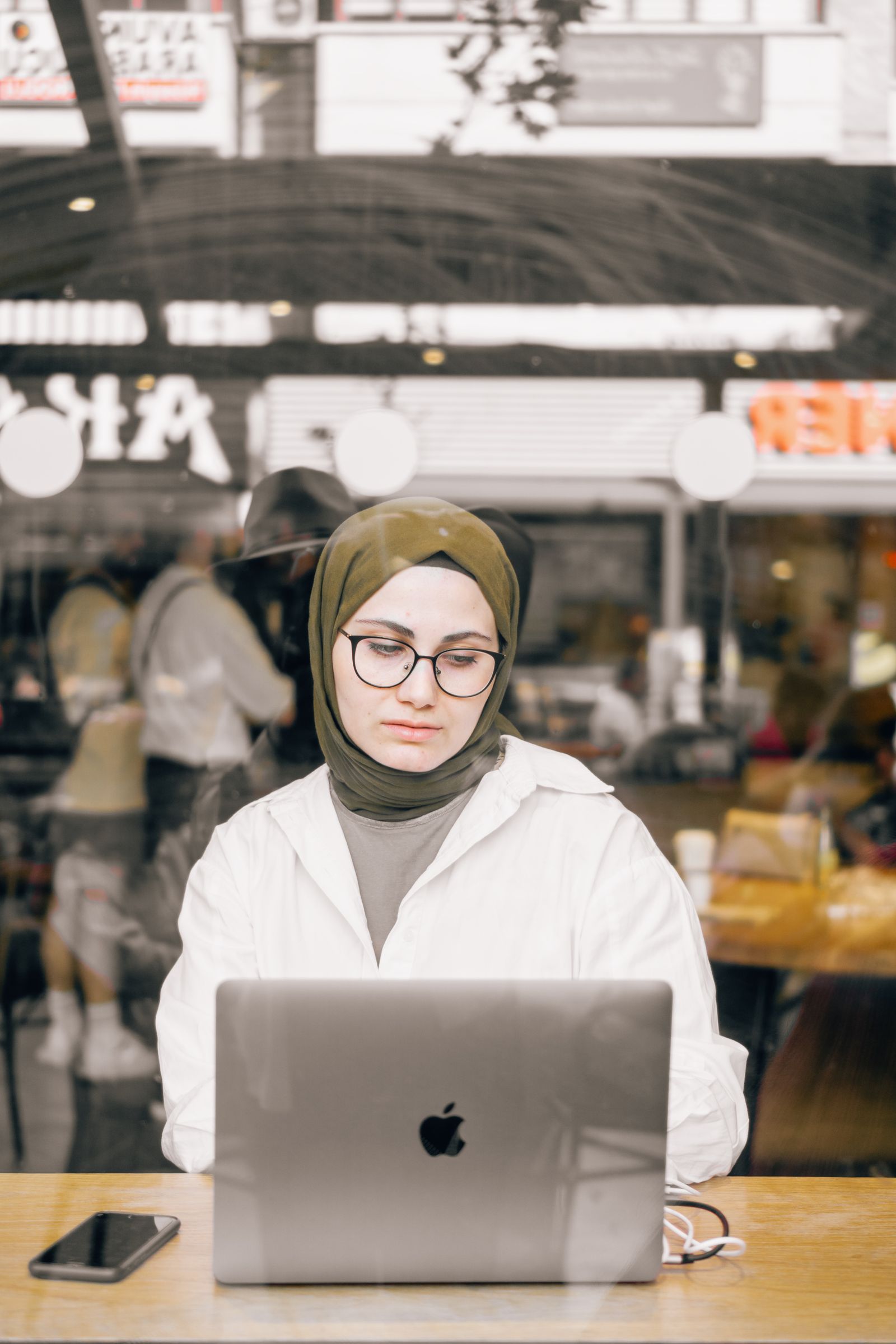 Pengguna komputer riba bekerja di kafe
