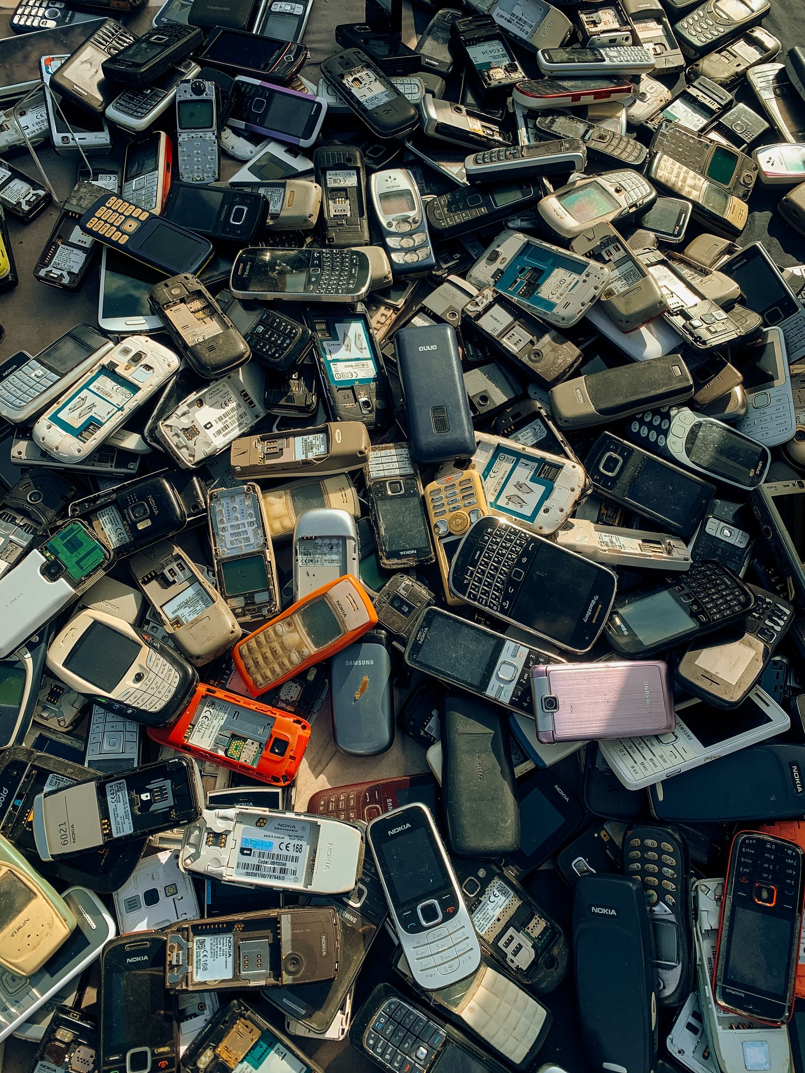 Kumpulan telefon lama yang tidak lagi digunakan