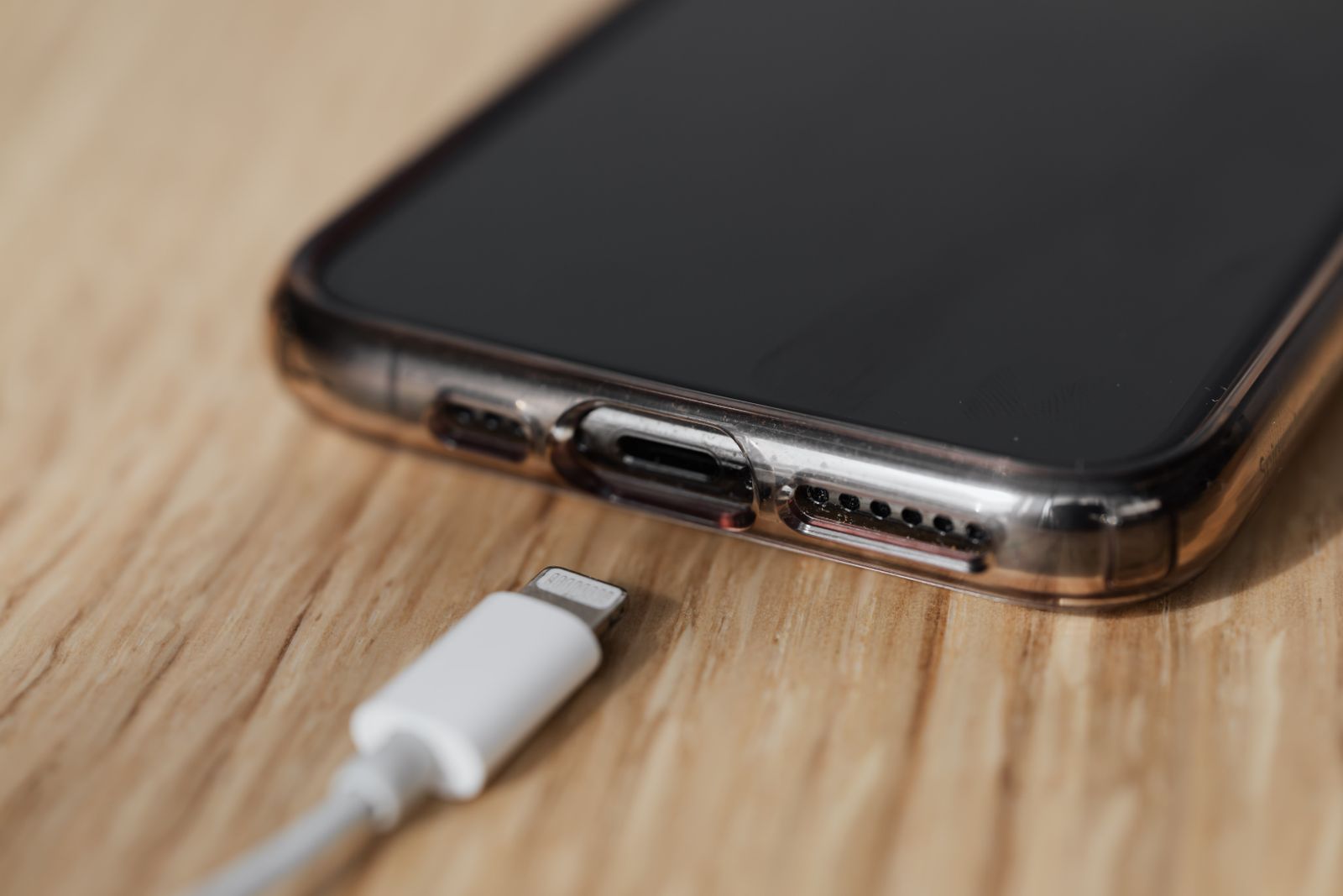 Port pengecasan dan penyambung kabel telefon