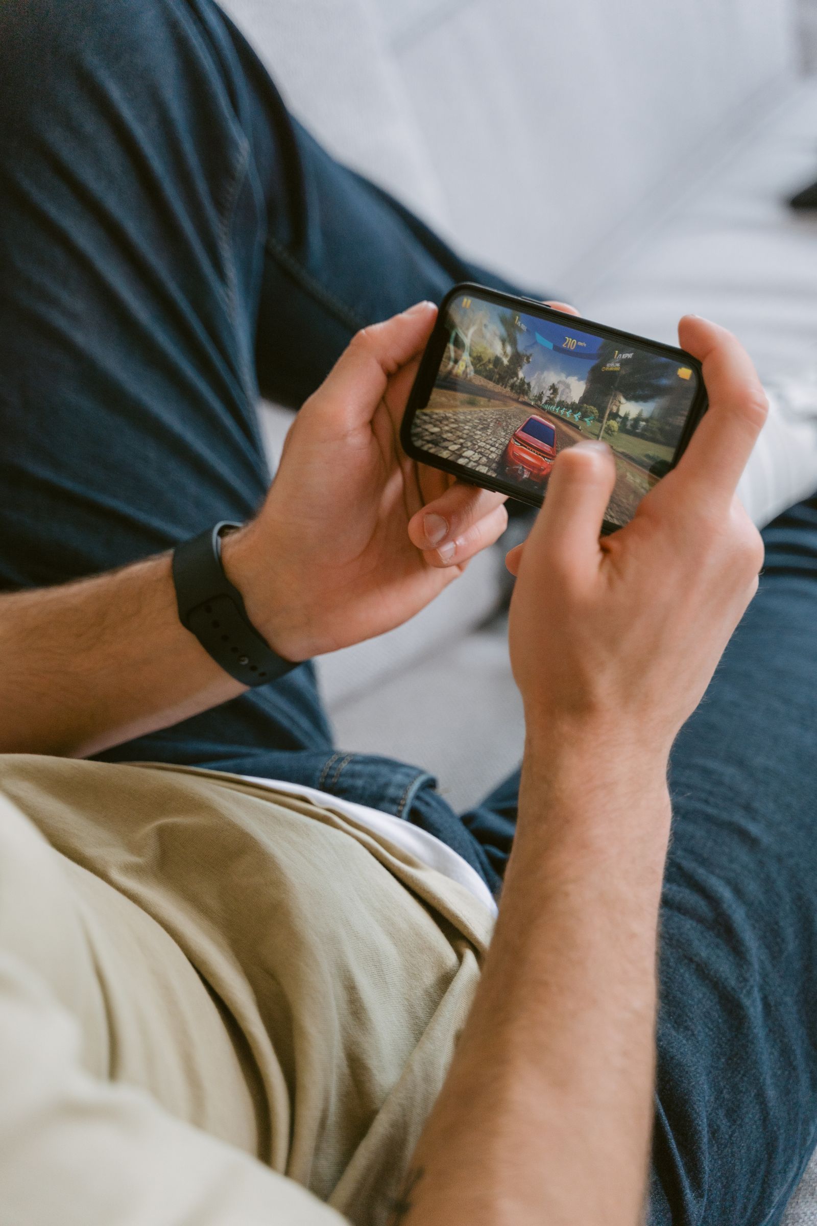 Pengguna bermain pada telefon yang dipegang secara mendatar