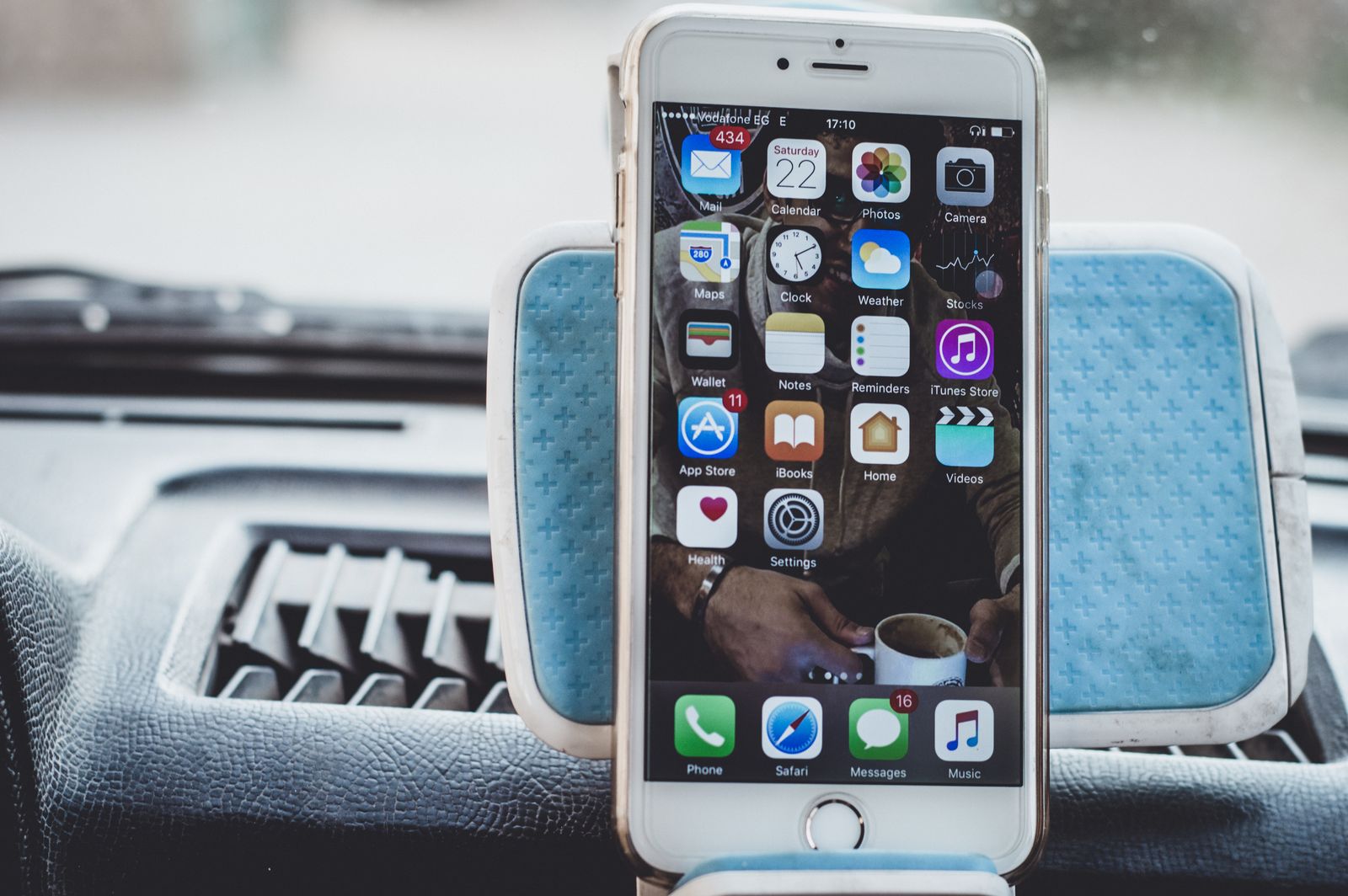 Mengecas iPhone dalam Kereta: Semak Keserasian dan Suhu