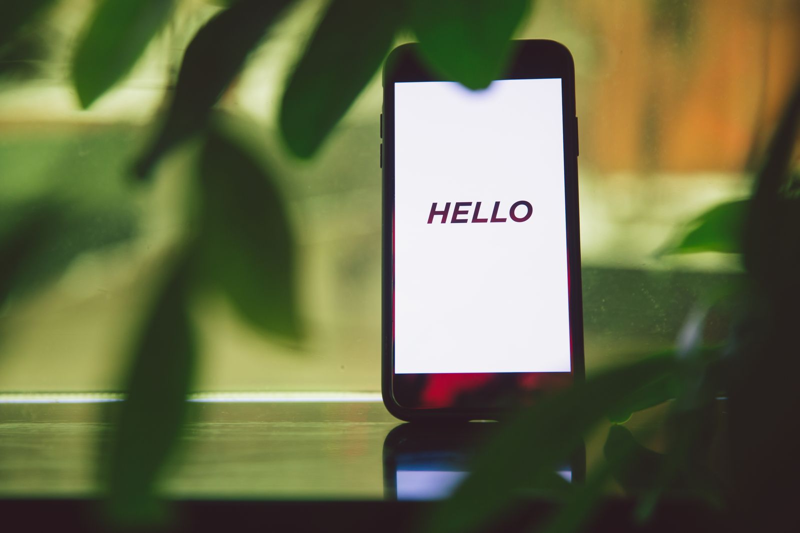 Telefon memaparkan perkataan Hello sebagai ilustrasi