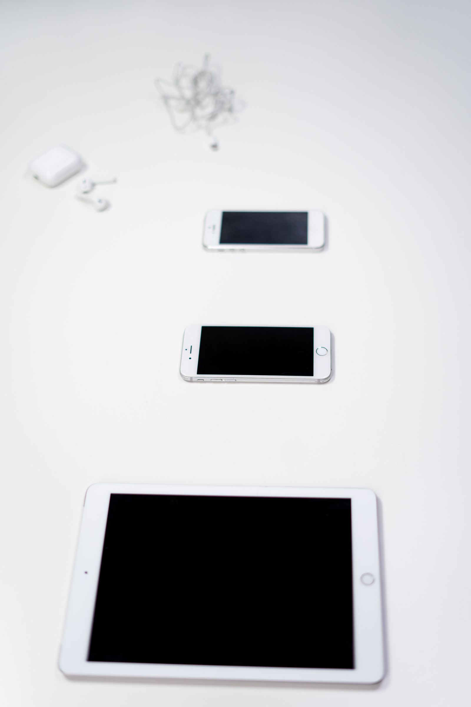 Telefon, tablet dan aksesori audio pada meja