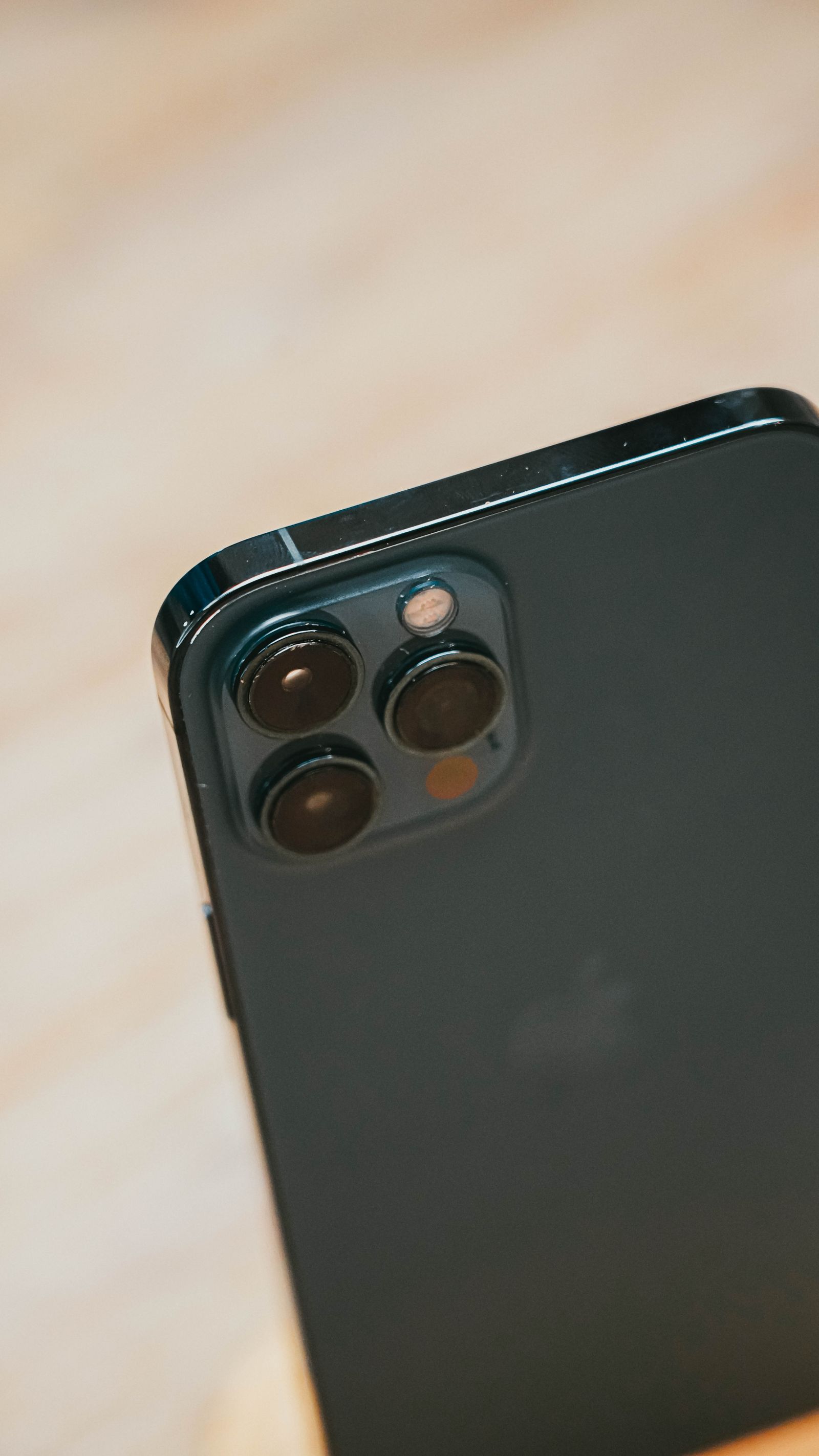 Kamera belakang telefon dengan tiga kanta