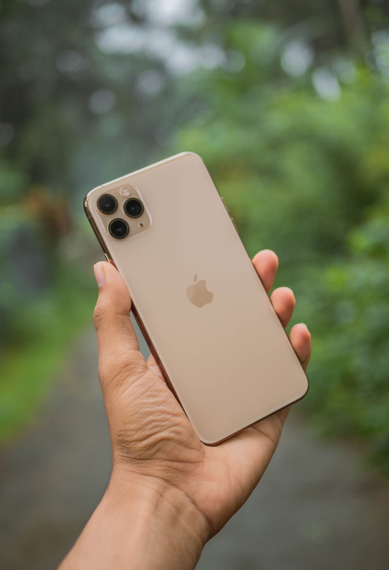 Pengguna memegang telefon di luar