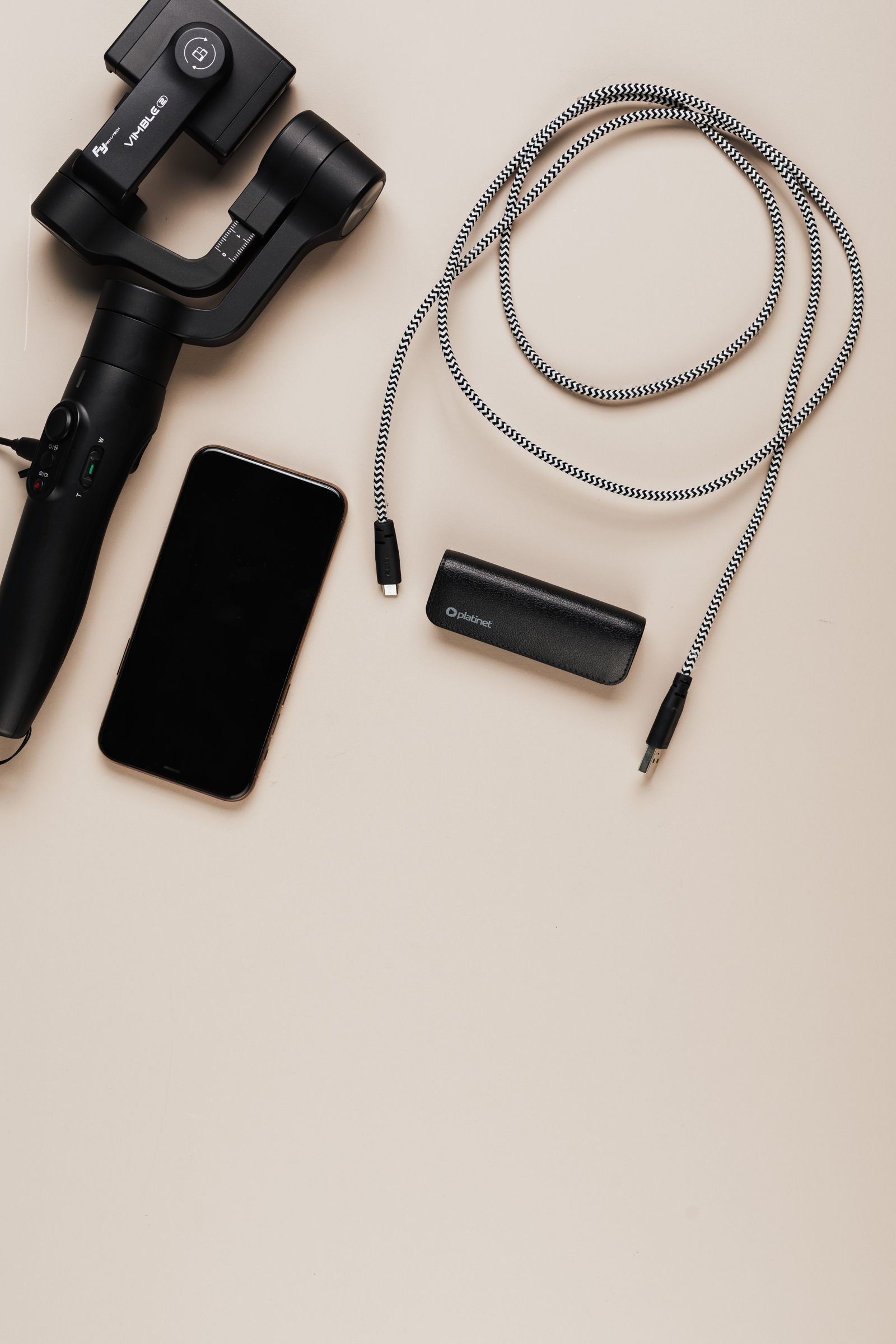 Telefon, bank kuasa, kabel dan aksesori rakaman
