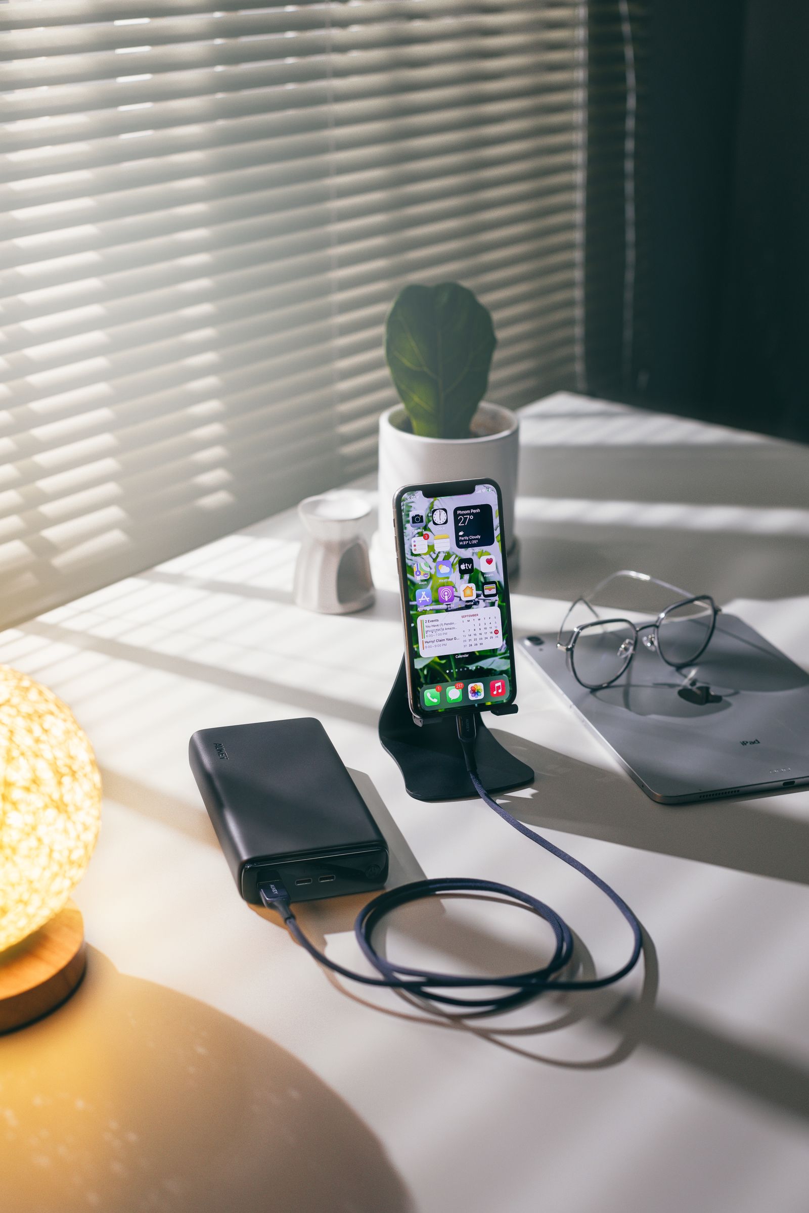Telefon dan peranti lain dalam ruang kerja