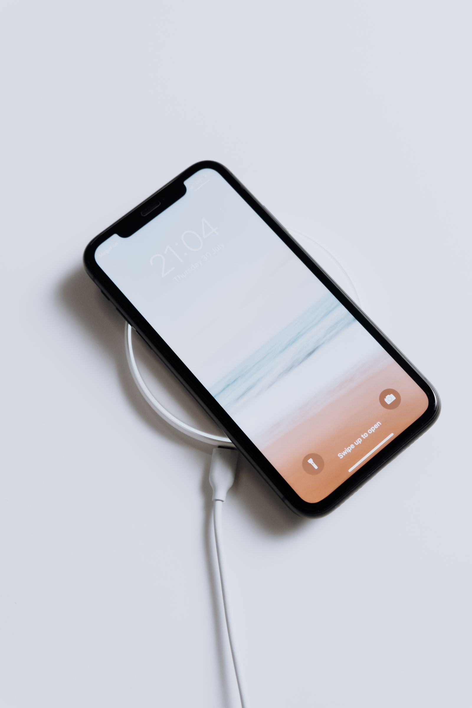 Telefon pada pengecas tanpa wayar