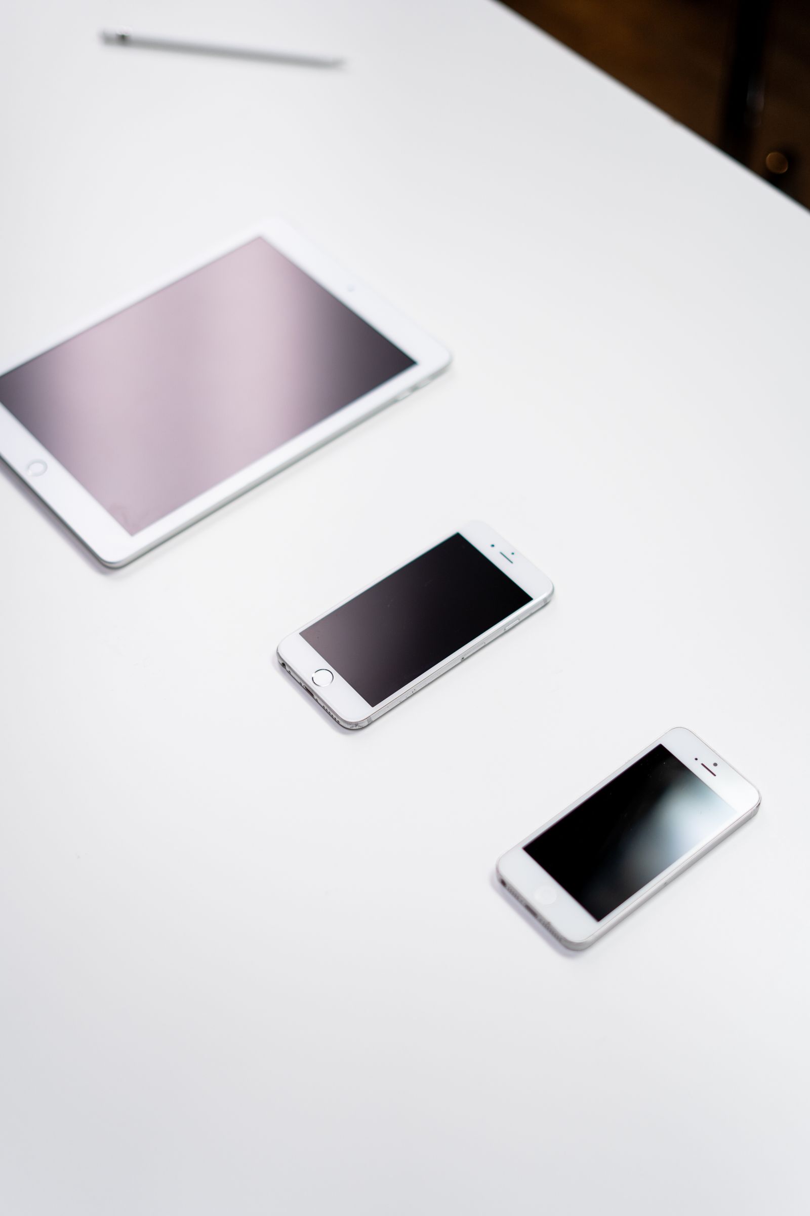 Telefon dan tablet pada meja putih