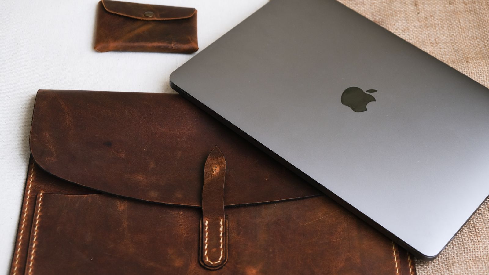 Pelindung MacBook: Periksa Ruang Skrin dan Keserasian Sarung