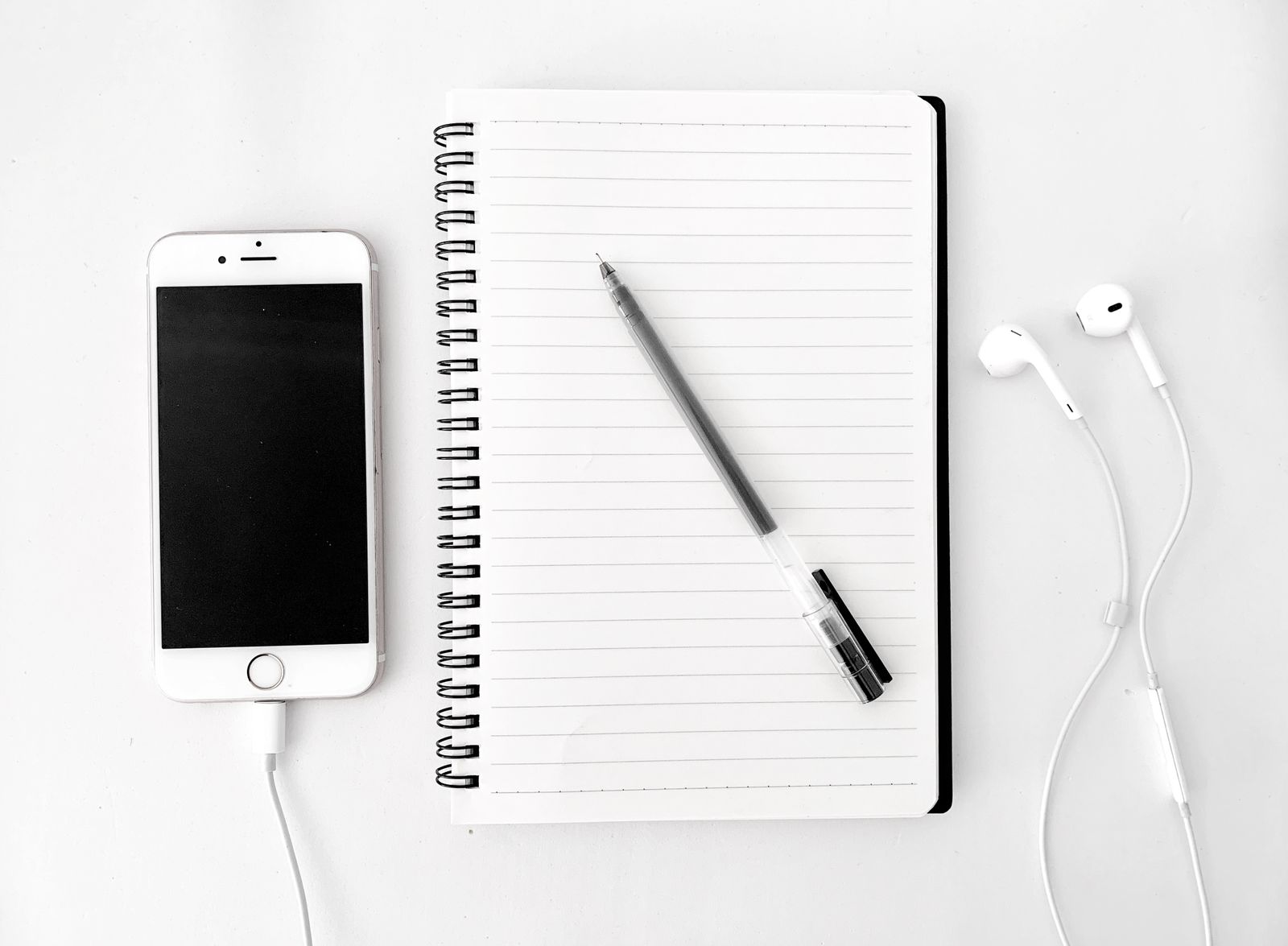 Buku nota dan telefon untuk menyusun rekod penjagaan
